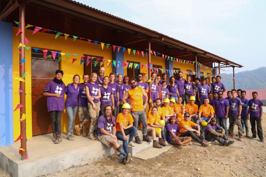 Nadační fond Happy Hearts – Dobrovolníci Happy Hearts před dokončenou školou v Nepálu