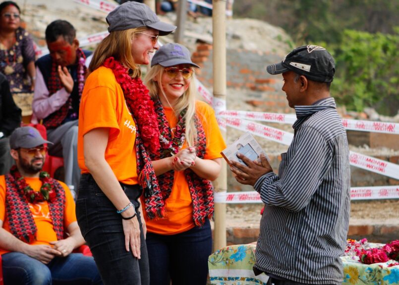 Nadační fond Happy Hearts – Simona Kijonková a Karolína Bosáková (CEO Happy Hearts) při slavnostní ceremonii v Nepálu.